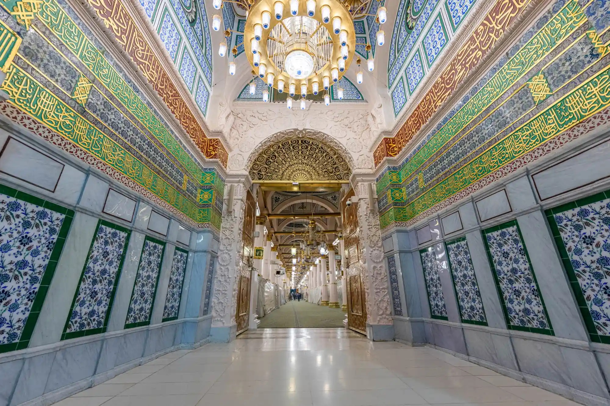 Sunlit arches and walkways reminiscent of Nabawi’s courtyards