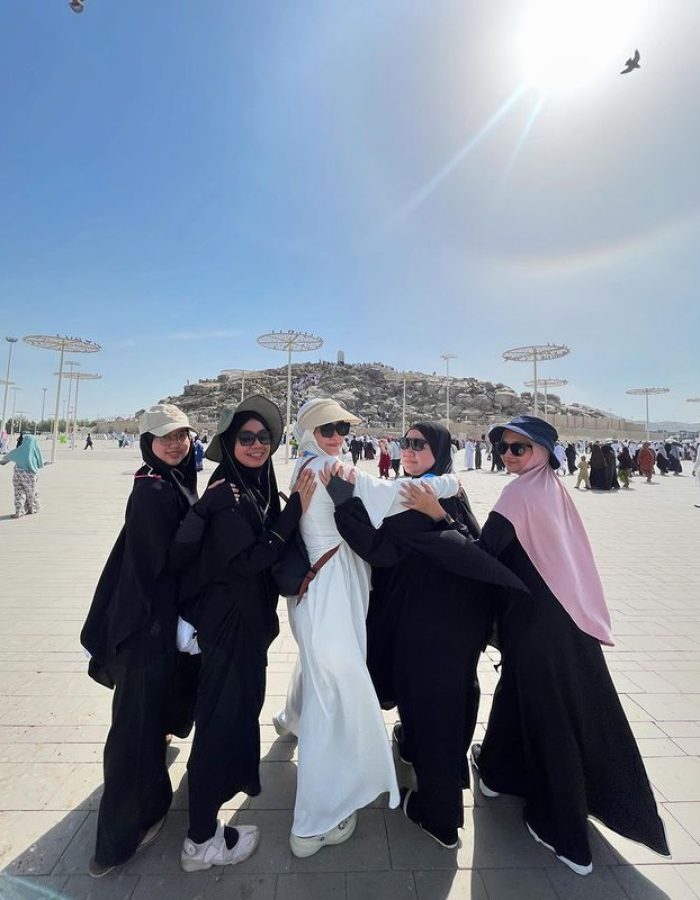 Visitors Engaging with Medina People – Immersive Cultural Experience