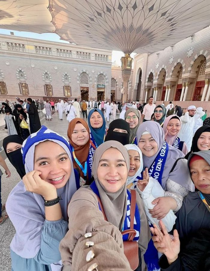 Visitors Engaging with Medina People – Immersive Cultural Experience